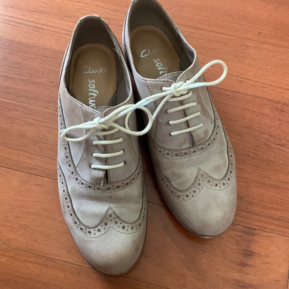 Clarks Softwear taupe oxfords